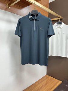 迪奥 2025春夏经典的polo领设计 搭配简洁的单排扣 线条利落流畅 巧妙修饰颈部线条 彰显优雅绅士格调 左胸处精致的品牌标识 采用无痕压胶工艺 细腻而平整
