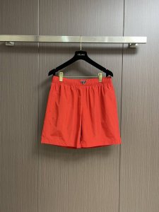 prada 2025Ss春夏新款腰头三角标尼龙沙滩短裤，这款短裤采用优质面料，手感柔软舒适，透气性良好，适合各种场合穿着。松紧腰头设计，穿脱方便，适应不同身材，