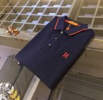 H家贸易公司订单 重磅推荐！Aw秋冬贵公子风范演绎出的贵族气质 奢侈品牌 极简主义大气商务休闲长袖翻领衫 采用丝光珠地棉混纺面料 厚度适中 超柔软亲肤触感！胸前