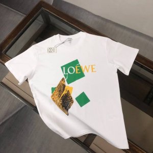 Loewe 罗意威 夏季新款圆领短袖T恤 270克重磅高端纯棉面料 手感质感都极完美 修身裁剪设计干净利落 时尚又好看 走线做工非常精致 版型效果超赞 而且透气