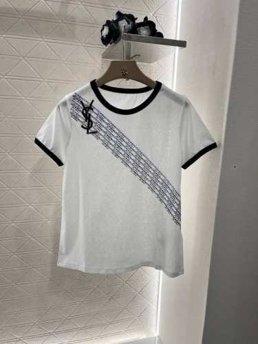 Saint Lauren*2025新品上架 烫钻印花 定制Yb全棉麻材质 透气舒适 质感十足 常规T恤裁剪 凸显品牌格调 采用天然棉麻制成 略带有弹力 呈现显瘦
