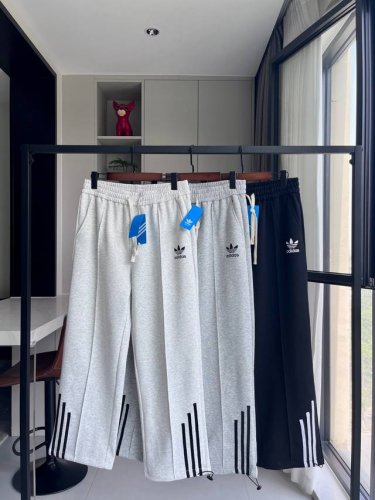 三叶草裤脚三条杠卫裤 阿迪达斯三叶草Adidas裤脚三条杠卫裤直筒裤阔腿裤休闲裤运动裤，一裤两穿，可直筒可束脚，高街潮流痞帅风 版型优秀 能衬托腿型 保持舒适的