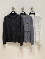 普拉达 2025春夏新款男士防晒服轻薄外套，独特订制防晒四面弹面料，卓越的弹性与回弹性，四向拉伸，面料在经纬，横向与纵向及对角线方向均具备弹性，适应大幅度的身体