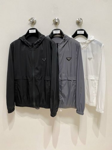 普拉达 2025春夏新款男士防晒服轻薄外套，独特订制防晒四面弹面料，卓越的弹性与回弹性，四向拉伸，面料在经纬，横向与纵向及对角线方向均具备弹性，适应大幅度的身体