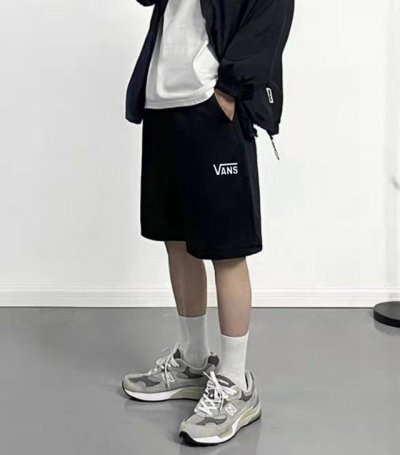 上新 Vans 万斯夏季最新款基础印花灰色五分休闲短裤 采用重磅华棉面料，触感柔和、垂感强，穿着体验感好 4-5级水洗色牢度不易褪色 面料采用水洗印染工艺 水洗
