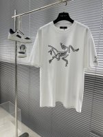 arcteryx始祖鸟 25Ss鸟家 上新户外高端鸟 立体大Logo图案印花短袖 这个夏天值得拿下的一款绝世短袖 廊形版型裁剪，不是滑滑的那种棉质地运动料 结构