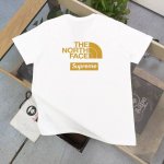 上新 款号：Tx187 夏季新款The North Facesupreme联名北面Tnf经典烫金字母图案Logo字母印花休闲情侣圆领短袖T恤，独一无二的活性环保