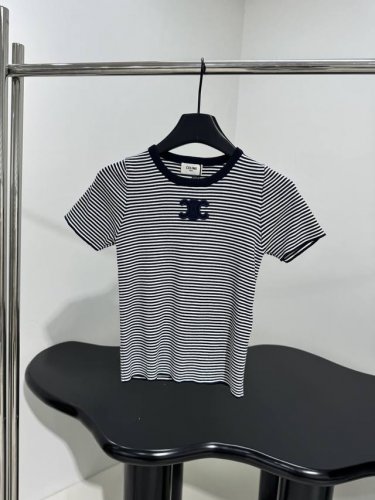 新品棉质条纹针织衫 柔软棉质针织面料 减龄条纹图案 胸口饰有品牌标识刺绣 罗纹领口和下摆 修身弹力版型 推荐入手 黑白色 Sml