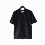 实拍细节图+尺码表 Gucci 古驰 24Ss 暗纹3D压纹大Logo字母圆领短袖T桖 选用客供定制针织 %纯棉面打造,面料手感细腻，厚实有质感的纯棉布 高密度