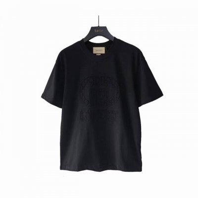 实拍细节图+尺码表 Gucci 古驰 24Ss 暗纹3D压纹大Logo字母圆领短袖T桖 选用客供定制针织 %纯棉面打造,面料手感细腻，厚实有质感的纯棉布 高密度