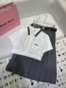 miumiu* 25Ss新款短衬衣压褶半身裙套装 搭配腰带 简约大方 两色三码 Sml