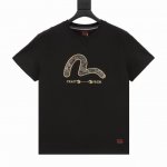 Evisu 25Ss 海鸥Logo短袖 这件短袖设有多重元素，涵盖品牌经典标志及民族风印花。结合标志印花更具特色。宽松版型适合多种人群穿搭，搭配牛仔裤你就是街头