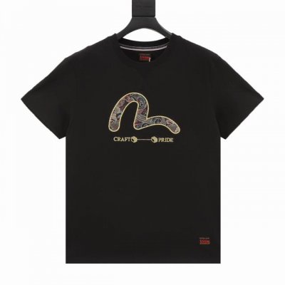 Evisu 25Ss 海鸥Logo短袖 这件短袖设有多重元素，涵盖品牌经典标志及民族风印花。结合标志印花更具特色。宽松版型适合多种人群穿搭，搭配牛仔裤你就是街头