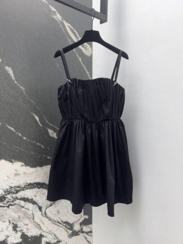 mcq 25Ss 早春新品压褶吊带连衣裙 高品质精纺府绸纯棉质感超赞 经典黑色系搭配装饰非常高级 气质少女风上身很有气质 原版定制五金配件 高腰线拼接轻松瘦腰