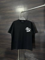 款号：He224 Louis Vuitton-路易威登胸前后印花圆领短袖 面料采用2 克双股双纱纯棉面料，手感舒适柔软，上身舒适透气，领口采用同缸同色罗纹，不紧