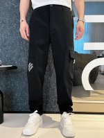 Lv 新款休闲裤！官网同步发售。品牌经典 Logo休闲裤，定制面料，舒适度极好，手触感强烈。辨识度极高，完美品相工艺。尺码： M-3Xl020