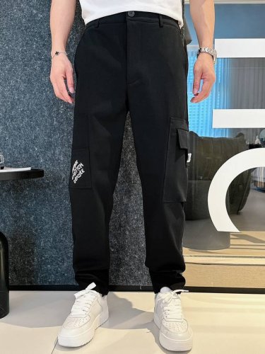 Lv 新款休闲裤！官网同步发售。品牌经典 Logo休闲裤，定制面料，舒适度极好，手触感强烈。辨识度极高，完美品相工艺。尺码： M-3Xl020