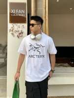 上新！始祖鸟夏季新款短袖T恤,简约大气的设计感！版型剪裁特别有讲究！上身很洋气显瘦内搭外穿都看 高密针织圆领设计，平整简约！亲肤透爽！T恤面料的柔软性舒适性无可