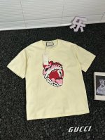 上新 古驰 Gucci 25Ss夏款大舌头字母印花短袖T恤情侣款 热度款Tee！潮男潮女必备单品！可随意穿搭！对色对位直喷工艺！图案呈现出来立体感效果非常棒！区