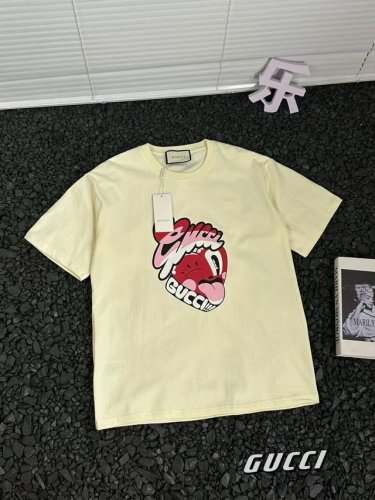 上新 古驰 Gucci 25Ss夏款大舌头字母印花短袖T恤情侣款 热度款Tee！潮男潮女必备单品！可随意穿搭！对色对位直喷工艺！图案呈现出来立体感效果非常棒！区