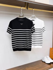 p家 2025早春专柜新款 高端优雅时尚男士定制 顶级时尚休闲短袖圆领针织衫，高端人士必备单品，原版Logo设计更显奢华高贵风范，无痕完美裁剪，上身舒适大方上档