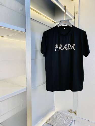 穿240斤 胖子福音 情侣款 码数 M-6Xl 普拉达prada 原单品质 2025最新款 圆领短袖T恤衣服 精选专柜订制顶级双丝光棉进口面料 所有细节做工完美