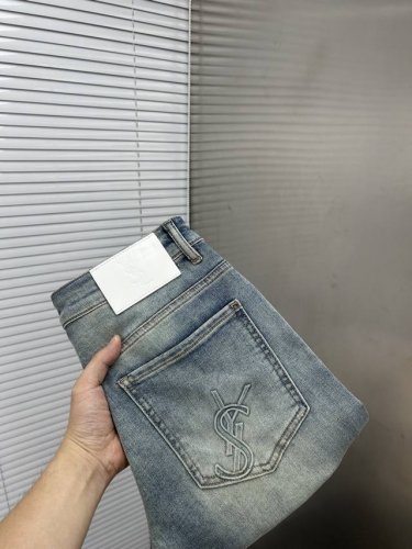 ysl圣罗兰 2025新品男士牛仔裤短裤 面料舒适弹性好。独家发售 时尚优雅 重工艺设计。采用原色酵母水洗工艺 精选进口重磅丹宁牛仔面料 配定制五金装饰 真皮皮