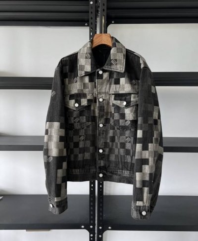 实力硬通货. 新品上线. 驴牌新作系列.Damoflage 牛仔夹克. 权网最实力对标品质. 随便变现 过万级不做垃圾货. 本款牛仔夹克出自 春夏时装秀，以水洗