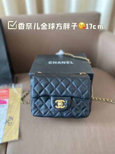 配折叠盒子 纯皮对版香奈儿23P金球方胖子 女人总是被这种小细节拿捏一 金属链调节起来超～丝～滑～ 可以斜挎单肩流浪背 精致可爱 又有点Leboy的休闲随性 链