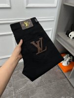 Lv 新款来袭2670新春爆款新品 专柜有售 实体店极品牛仔裤专柜原版1:1好货，适合各个年龄段。市场最高版本的欧洲进口面料。舒适柔软亲肤，上身效果超级棒时尚百