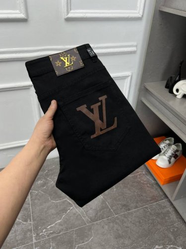 Lv 新款来袭2670新春爆款新品 专柜有售 实体店极品牛仔裤专柜原版1:1好货，适合各个年龄段。市场最高版本的欧洲进口面料。舒适柔软亲肤，上身效果超级棒时尚百