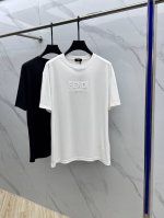 Fendi*芬 迪 2025春夏新款首发专柜最新款短袖圆领T恤 高端订制 设计前卫时尚！品牌Logo重工艺设计 高端定制丝光长绒棉面料.手感柔软.穿着舒适.专柜