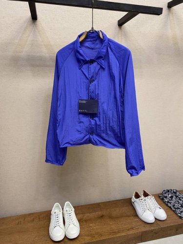 prada、新款防晒外套 原版定织日本小松环保高密尼龙面料，科技冷堆处理 整衣采用国内一线代工工厂P出货，完美细节。 整衣内里所见之处与Zp一致，均为高密锁边工