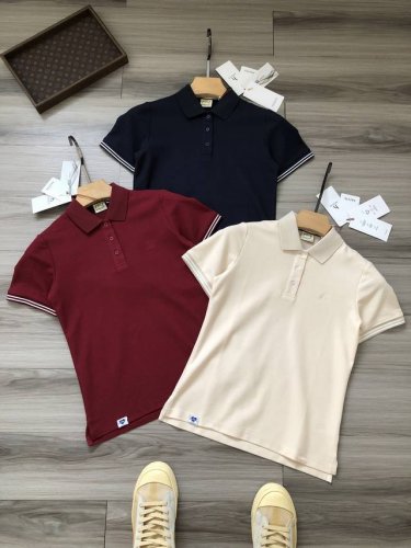 女款 Haz*Ys丨三色小哈家 25年春夏新款 小狗Logo刺绣 撞色女款商务休闲翻领Polo衫. 颜色：米色 酒红色 藏青. 材质：定织定染纹珠地棉面料. 辅