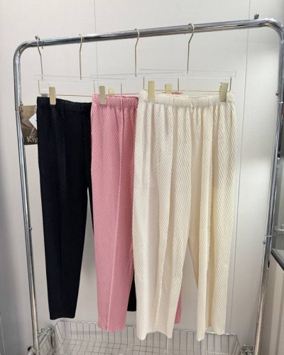 价格p： 品名： 高品质 三宅系列高级龙鳞 鱼鳞肌理纹褶皱裤 尺码：F 颜色：杏色 黑色 粉色 这款锥形小脚裤高版本面料高温180度压折，小象腿也能藏得住！腔调
