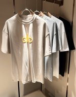 Alo2025春夏全新系列单品上线，非常时髦前卫的一款男女同款短袖T恤，标识Logo图案压胶修饰！区别于以往的不同，宣示品牌传承多年的设计理念！其吸睛度完全不亚