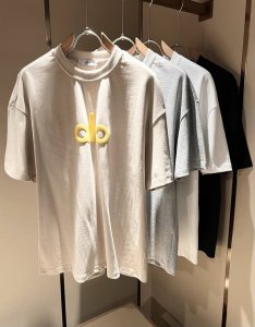 Alo2025春夏全新系列单品上线，非常时髦前卫的一款男女同款短袖T恤，标识Logo图案压胶修饰！区别于以往的不同，宣示品牌传承多年的设计理念！其吸睛度完全不亚