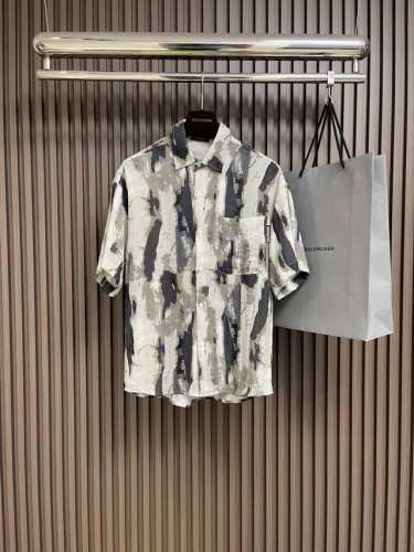 balenciaga 2025Ss新款短袖衬衫，时尚如此简单，掀起洒脱、放松的自由之风，展现全新风采，颠覆固有常规，多种精妙工艺相辅相成，创新与传统相得益彰，勾