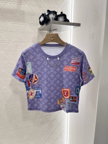 louis Vuitto*2025新品上架 印花徽章链条短款 定制Yb原生全棉材质 透气舒适 质感十足 短款短袖T恤裁剪 凸显品牌格调 采用克重纯棉制成 略带有