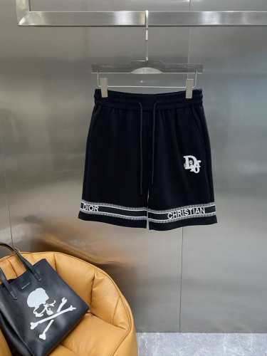 迪家 Dior短裤，经典又百搭。裤身一侧精致的“Dior”品牌字母组合，还有裤脚处“Dior”和“Christian”字样的装饰，细节之处尽显奢华 松紧腰搭配抽