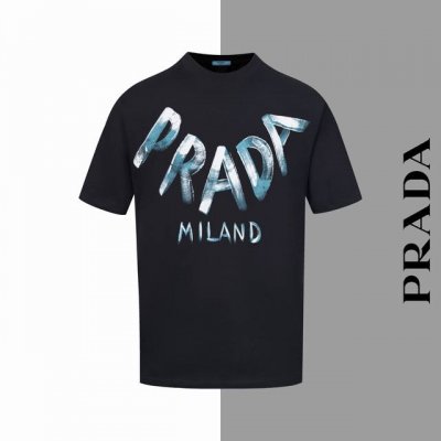 款号#Z74 普拉达涂鸦字母项链印花圆领短袖 prada官网一致款式 面料：32支双纱280克纯棉面料 同缸同色织染螺纹 颜色一致 工艺：进口机器白墨直喷印花