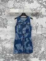 fd家 25春夏新款 撞色印花牛仔系列 圆领外套+直筒长裤+背心连体裙 对色定染牛仔面料 通体印花工艺 对位花缝纫 定制Logo五金配件装饰 超级重工耗时 自带