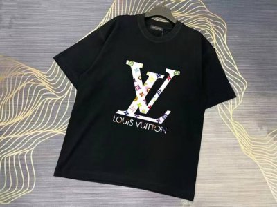 上新 Louis Vuitton Lv 路易威登 春夏最新情侣款短袖T恤 全套定制辅料～设计前卫时尚！精致品牌Logo图案印花工艺设计～定制纯棉面料，立体的同时