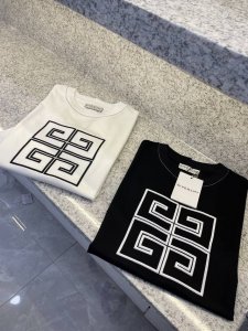 Gvc纪梵希25 Ss新品春夏首发专柜 最新款短袖圆领T恤高端订制 设计前卫时尚 品牌Logo重工艺设计高端定制欧棉180克面料手感柔软.穿着舒适.专柜级别精致