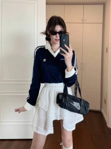 Adidas阿迪达斯Sporty ＆Rich联名Ad字母Logo印花袖子两侧经典三条杠织带装饰撞色V字翻领Polo长袖T恤 款号：24672302500 原版复