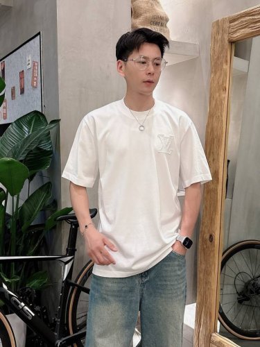 lv* 顶级货品2025春夏新款首发专柜最新款短袖圆领T恤 高端订制 设计前卫时尚！品牌Logo重工艺设计 高端定制260克面料.手感柔软.穿着舒适.专柜级别精