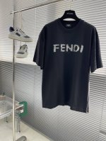 Fend 2025最新拉丝印花T恤 拉丝字母 高级感满满 双层螺纹领口 肩部通肩压条 280G纯棉面料。 男女同款 码数：S-Xxl S码衣长73 胸围106