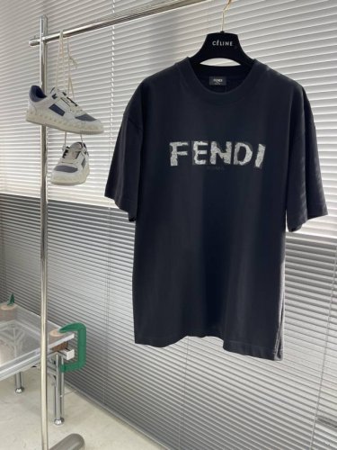 Fend 2025最新拉丝印花T恤 拉丝字母 高级感满满 双层螺纹领口 肩部通肩压条 280G纯棉面料。 男女同款 码数：S-Xxl S码衣长73 胸围106
