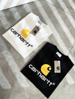 carhartt 2025春夏全新系列单品上线，非常时髦前卫的一款男女同款短袖T恤，标识Logo图案压胶修饰！区别于以往的不同，宣示品牌传承多年的设计理念！其吸