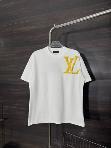 款号：He226 Louis Vuitton-Lv路易威登胸前大标刺绣圆领短袖 面料采用2 克双股双纱纯棉面料，手感舒适柔软，上身舒适透气，领口采用同缸同色罗纹